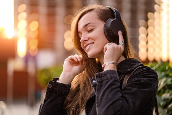 headphonesv1_900x600